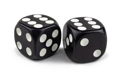 Beyaz arka planda izole edilmiş iki siyah zar. Altı ve altı çok yakın..