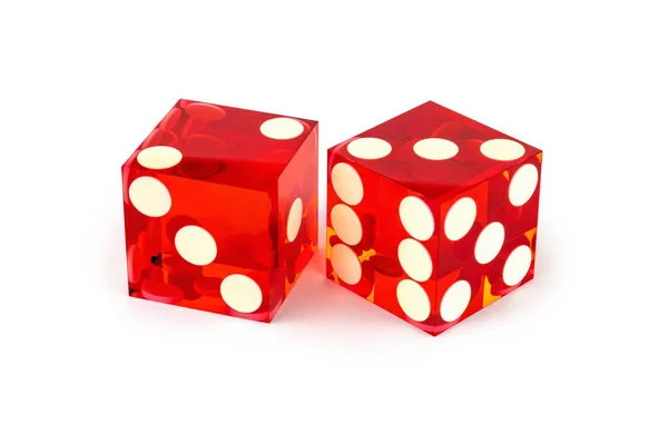 两只红色职业骰子在白色背景下被隔离 两只和三只带有浅色阴影的特写游戏骰子 — 图库照片