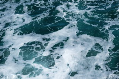 Mavi deniz suyunun köpük, doku ve konsept doğal arkaplanlı soyut arkaplanı