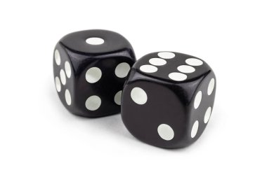 Beyaz arka planda izole edilmiş iki siyah zar. Bir ve altı çok yakın..