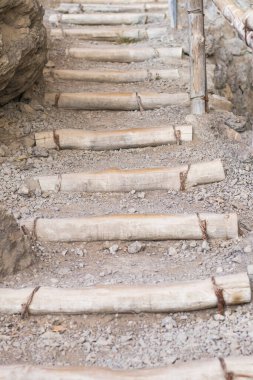 Dağlarda tahta merdiven, arka plan.