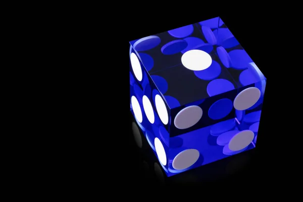 Dés Bleus Transparents Isolés Sur Noir Cube Verre Avec Résultat — Photo