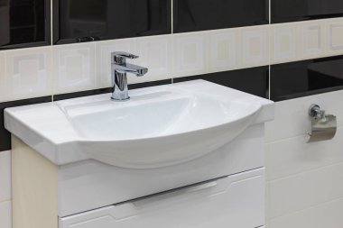 Modern tasarım banyo lavabosu modern bir bina ya da otelde. Modern beyaz lavabolu musluk. Seçici odak.