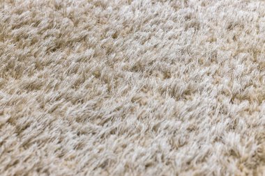 Gri yapay halı yığınının dokusu. Sığ bir alan derinliğiyle odaklan..