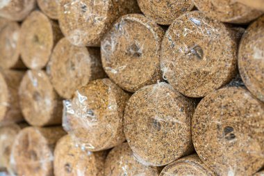 Depoda bir sürü yalıtım malzemesi var. Süpermarkette raflarda inşaat malzemeleri satışı kavramı. Seçici odak.