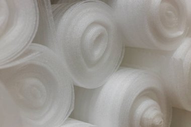 Renksiz gri maddeleri bir depoda yalıtmak. Süpermarkette raflardaki inşaat malzemelerinin satışı ve satın alınması. Sığ alan derinliğiyle odaklan.