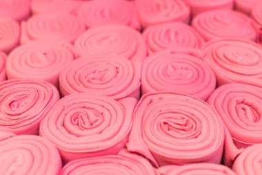 Bir yığın katlanmış kırmızı battaniye. Kırmızı battaniye ruloları bir rafta, açıya bakıyor. Sığ alan derinliğiyle odaklan.