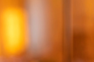 Solunda turuncu bir ışık kaynağı olan koyu kahverengi bir arkaplan. Tasarım için boşluk.