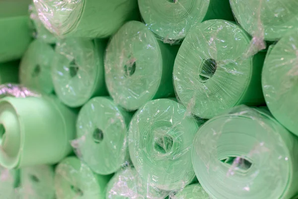 保温材料的绿色胶卷在仓库的包装上 在超级市场的货架上出售建筑材料的概念 有选择的重点 — 图库照片