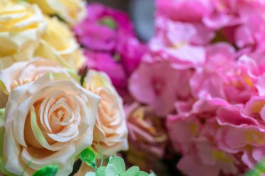 Hediye paketi için çok renkli yapay gül çiçekleri. Ön plana odaklan. Tatil tasarım kavramı.