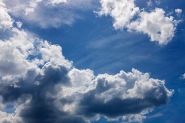 Dinamik bulutlar yukarıdan gün ışığıyla aydınlatılır..