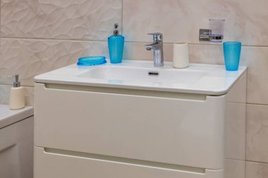Modern bir konut binasında banyo içi modern tasarım ile lavabo. Modern beyaz lavabolu musluk..