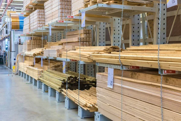 金属棚の上に木材材料を構築する近代的な倉庫 選択的フォーカス 工事のコンセプト — ストック写真
