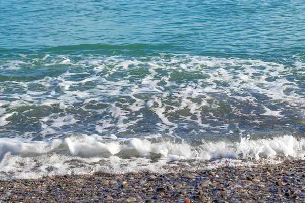 Boiling Wave Pebble Beach Background Horizon Selective Focus — Stock Photo, Image