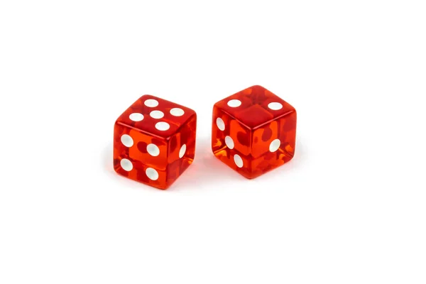 两个红色玻璃骰子隔离在白色背景上 五加二 — 图库照片