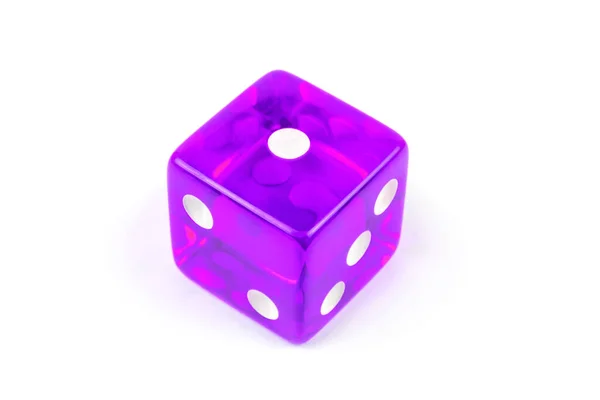 一种紫色的玻璃骰子 在白色的背景上与阴影隔离 — 图库照片