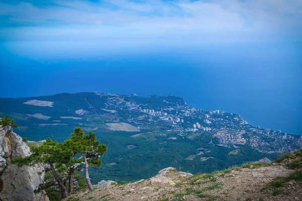 Kırım 'daki Ai-Petri Dağı' ndan Gaspra ve Karadeniz 'e kadar uzanan güzel bir manzara..