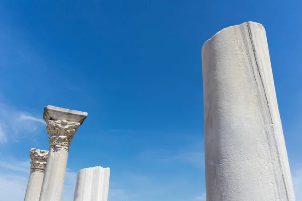 Quattro Antiche Colonne Greche Contro Cielo Una Vista Dal Basso — Foto Stock