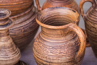 Farklı sürahiler, yakın çekim, yumuşak seçici odak