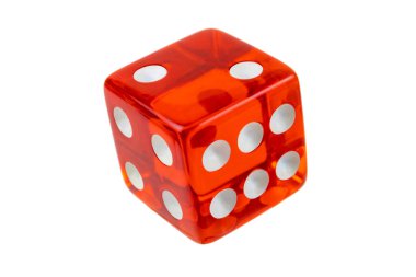 Kapalı kırmızı zarlar beyaza izole edilmiş. Yüzleri 2, 4 ve 6 olan küpün tam kırpımı.
