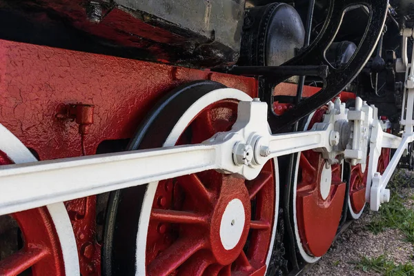 Giden lokomotifin parçası aşağıdaki rayların üzerinde.