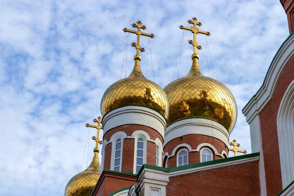 Dini temalı arka plan. Ortodoks Kilisesi 'nin altın kubbeleri açık bulutlu mavi gökyüzüne karşı.