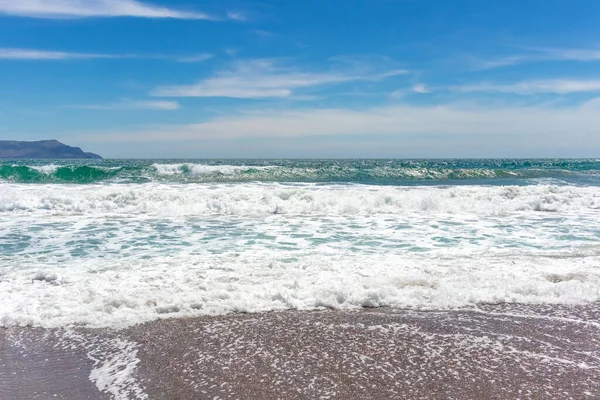 Kırım 'daki Green Bay' de fırtına. Sudak yakınlarındaki Sahil Köyü Yeni Dünya.