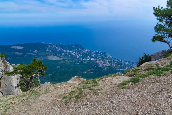 Kırım 'daki Ai-Petri dağından Gaspra ve Karadeniz' in güzel manzarası, doğal arka plan.