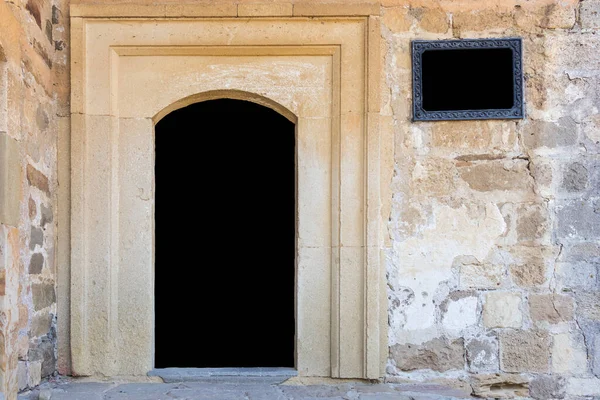 Taş duvardaki kapı ve pencere maketi ve kopyalama alanı