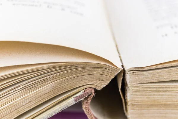 Klasik açık kitap kapağı