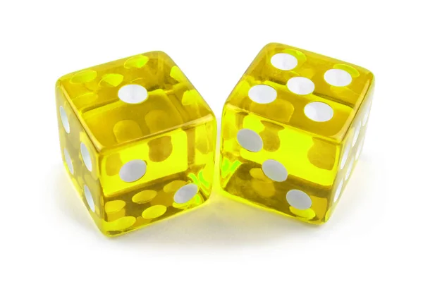 两个黄色的骰子在白色的背景上隔离开来 一和五是如此接近 — 图库照片
