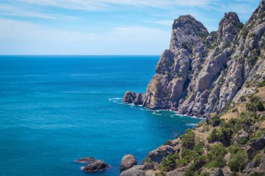 Mount ve Cape Karaul-Oba Kırım 'da. Güzel deniz manzarası, dağlar ve ağaçlar..