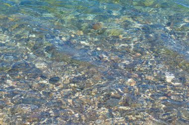 Sığ çakıl taşı tabanlı temiz su