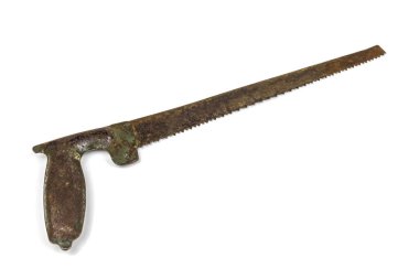 Metal saplı eski paslı testere, beyaz arka planda izole edilmiş.