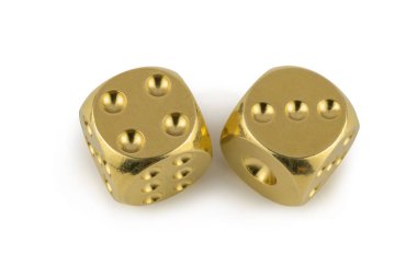 Beyaz arka planda izole edilmiş iki altın zarın yakın çekimi. Dört ve üç, gölgeli..