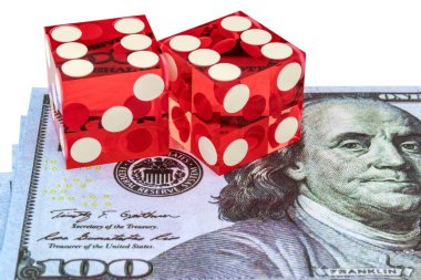 İki kırmızı zar Franklin 'in yüzü olan bir banknotta yatıyor, beyaza izole edilmiş. Kumarhane oyunu konsepti.