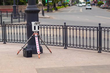 Şehir caddesindeki mobil video izleme tesisi.
