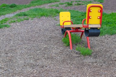 Çocuk çok renkli salıncak dengeleyicileri oyun sahasında yumuşak bir yüzeye sahip. Mutlu çocukluk kavramı, parlak duygular..