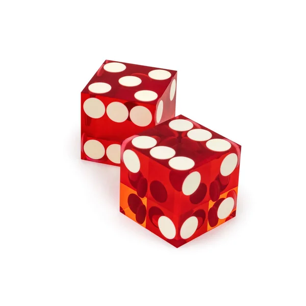 两个红色职业骰子特写 背景为白色 阴影为浅色 — 图库照片