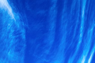 Mavi gökyüzü arka planında soyut beyaz bulutlar