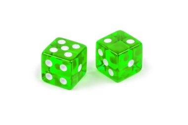 Beyaz arka planda izole edilmiş iki yeşil cam zar. Beş ve iki..