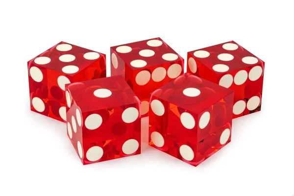 五个红色扑克骰子特写 背景为白色 结果为 阴影略浓 — 图库照片
