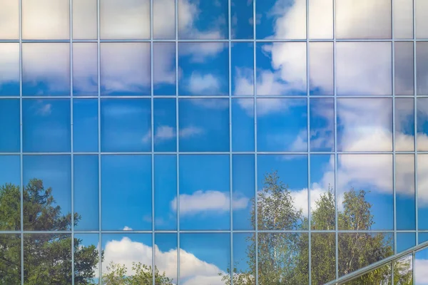 Bulutların Ağaçların Yansıması Binanın Cam Duvarındaki Mavi Gökyüzüne Karşı — Stok fotoğraf
