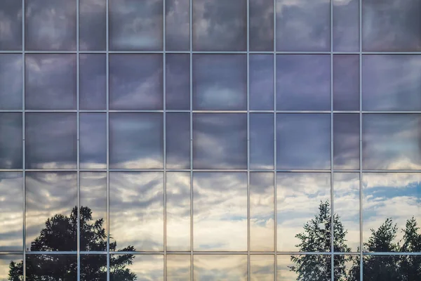 Reflectie Van Donderwolken Glazen Wand Van Een Gebouw Achtergrond — Stockfoto