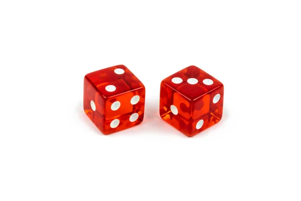 两个红色玻璃骰子隔离在白色背景上 — 图库照片