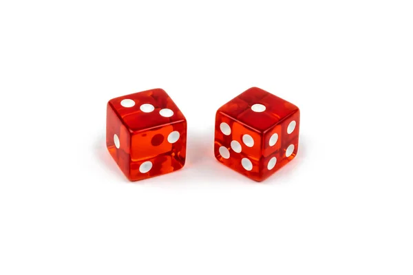 两个红色玻璃骰子隔离在白色背景上 三加一 — 图库照片