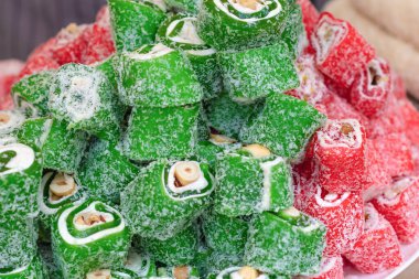 Doğu tatlılığı Türk Lokumu ceviz ve hindistan cevizli rulo. Türk tatlıları yakın çekim, seçici odaklanma.