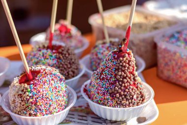 Tatlı tabağı / çok renkli jöle elma ya da armut