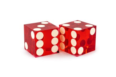 Beyaz arka planda izole edilmiş iki kırmızı profesyonel zar açık gölgeli üç ve dört..