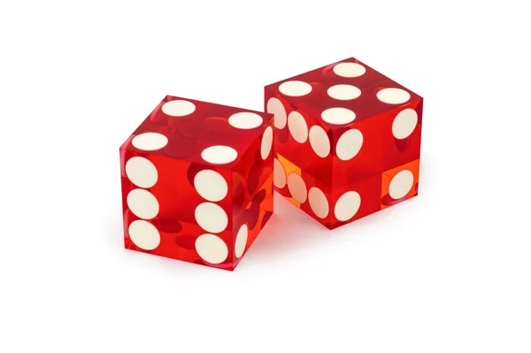 两个红色职业骰子特写 背景是白色的 四个和五个 阴影是浅色的 — 图库照片